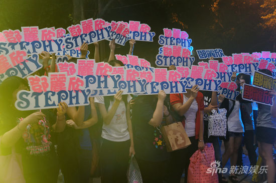明星被扣风波引发热议，娱乐圈震动，粉丝集体声援