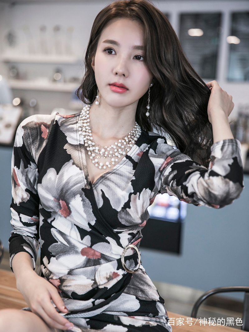 美泬女人欣赏独特魅力，展现自信风采，探索优雅与性感并存的艺术