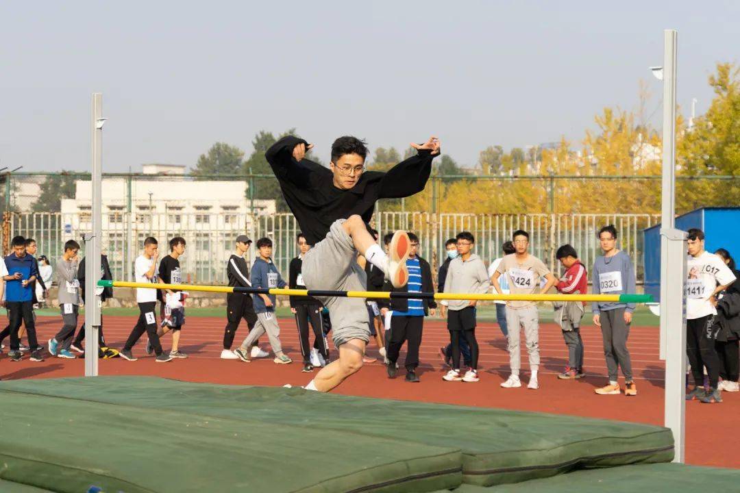 印度熟女视频展现成熟魅力风情，优雅舞姿动人，精彩瞬间不容错过
