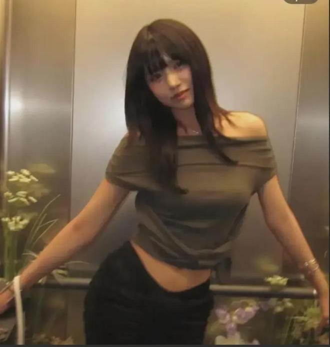 学生露小奶头无遮挡引发热议，校园事件曝光，网友讨论不断