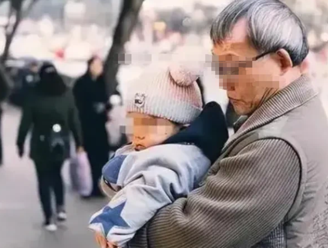 被窝里的公与媳HD引发热议，家庭伦理话题受关注，探讨代际关系与隐私界限