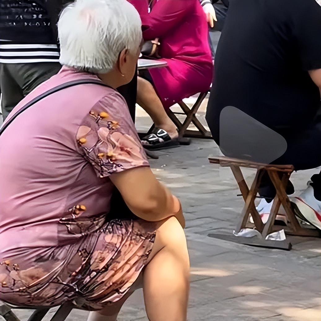 1.老太脱裤子让我进去引发争议