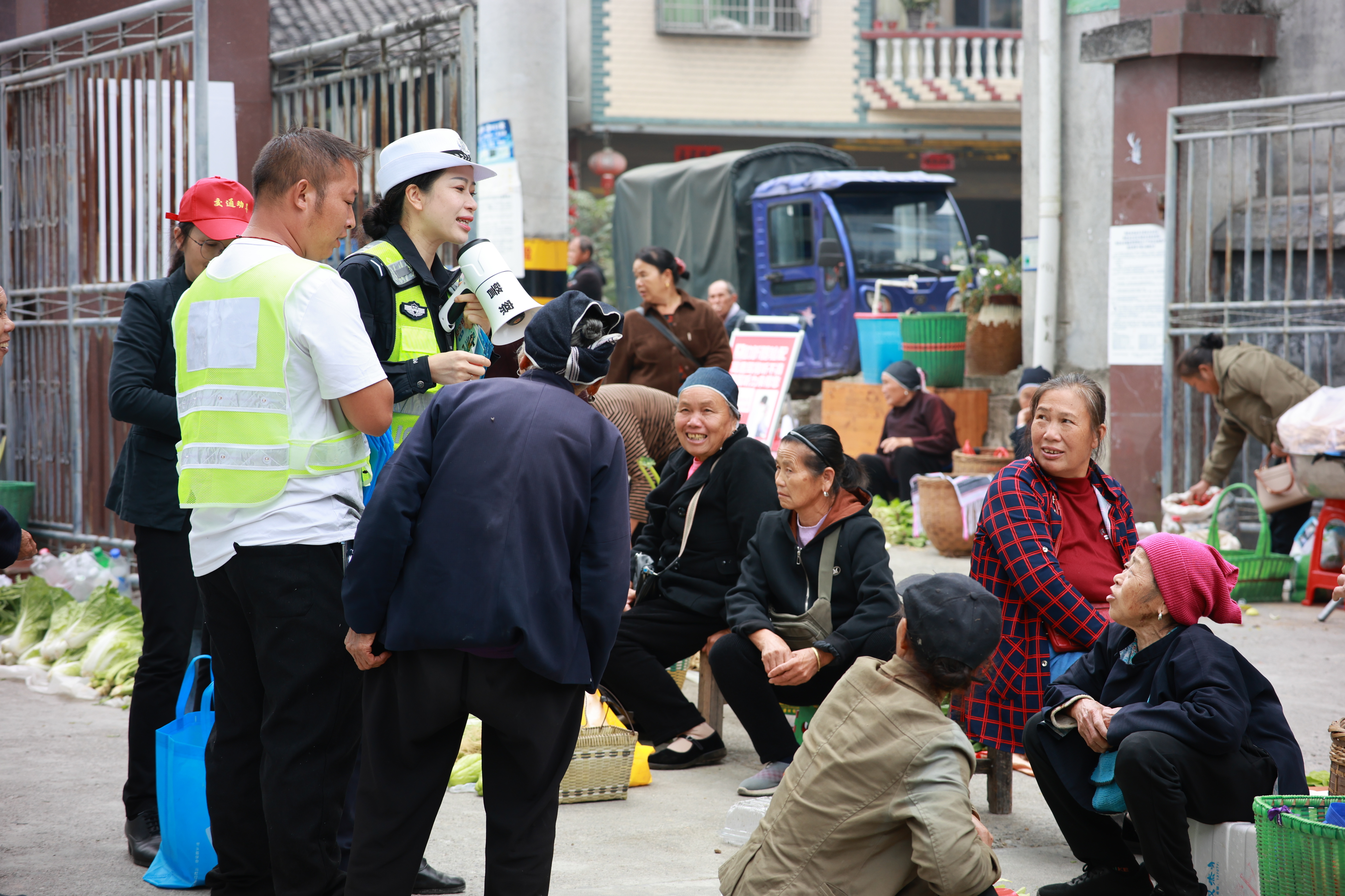 农村赶集偷窥撒尿引发热议，村民呼吁加强隐私保护，集市安全受关注