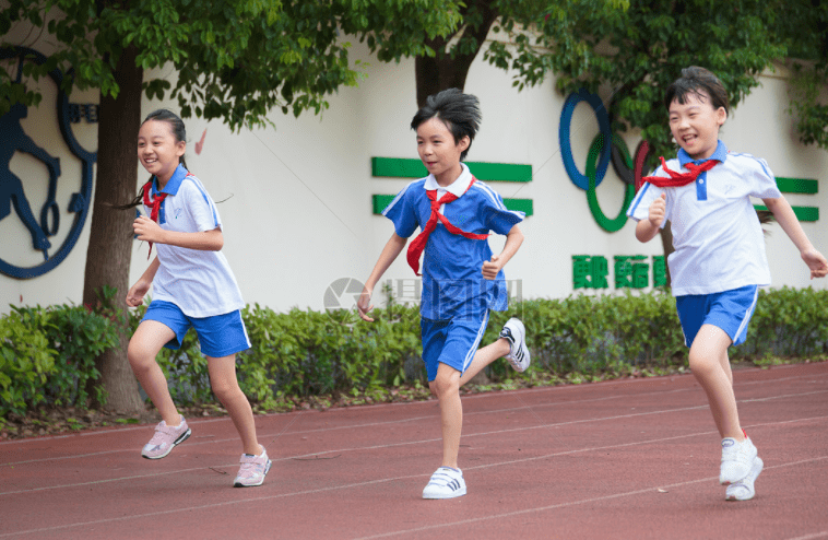 1.下雨天篮球场女同学嬉戏欢乐时光