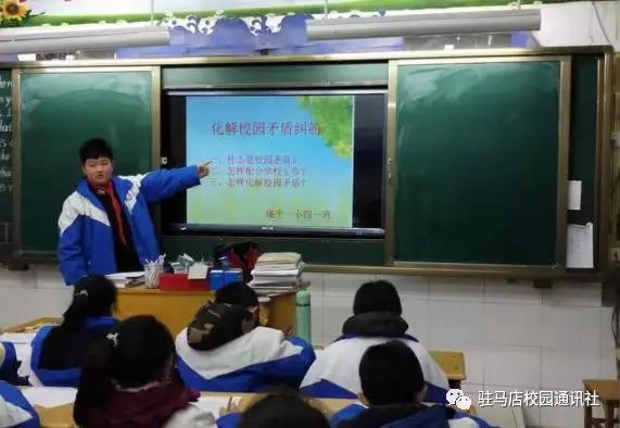 男人和女人在一起恕愁愁引发情感共鸣，探索两性相处之道，化解矛盾共创和谐关系