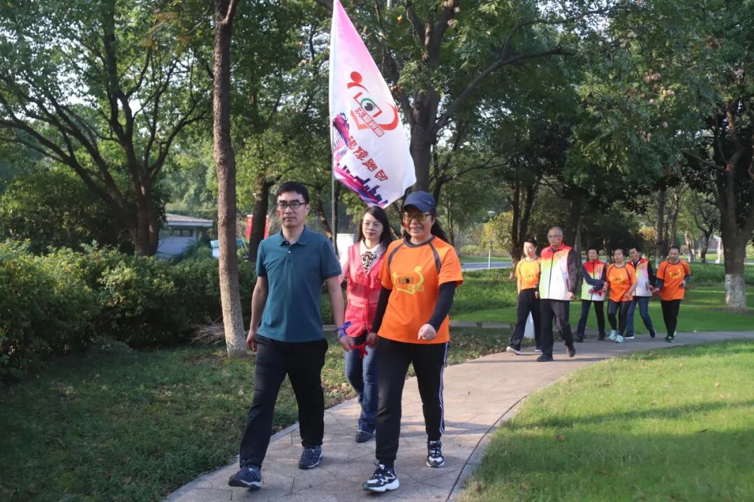 成熟女性优雅魅力绽放，自信风采，品味生活，展现独特韵味与智慧