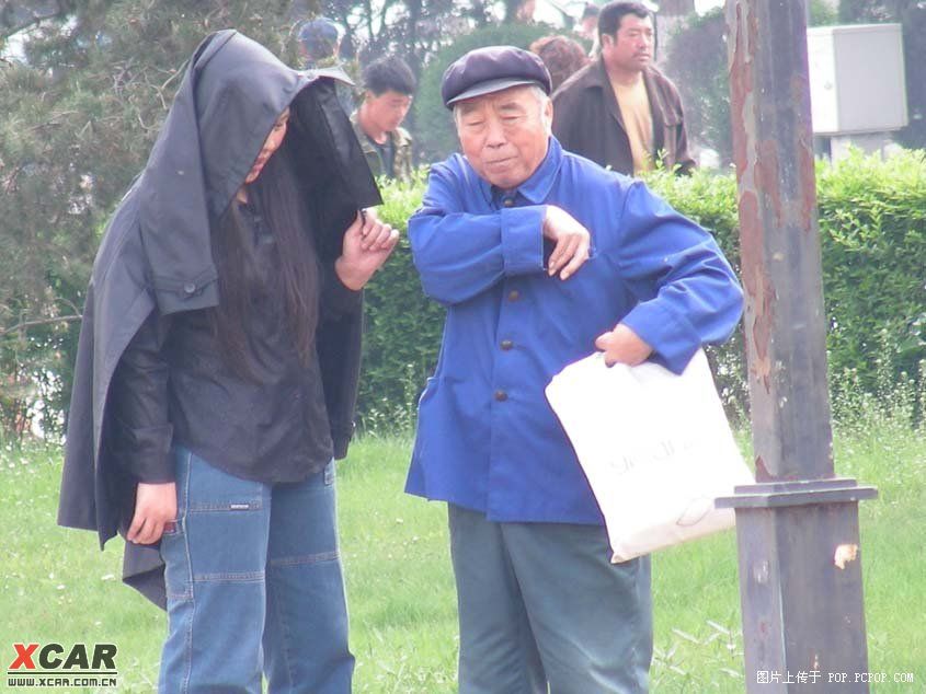 2.偷拍老太婆事件曝光，网友热议，法律专家发声