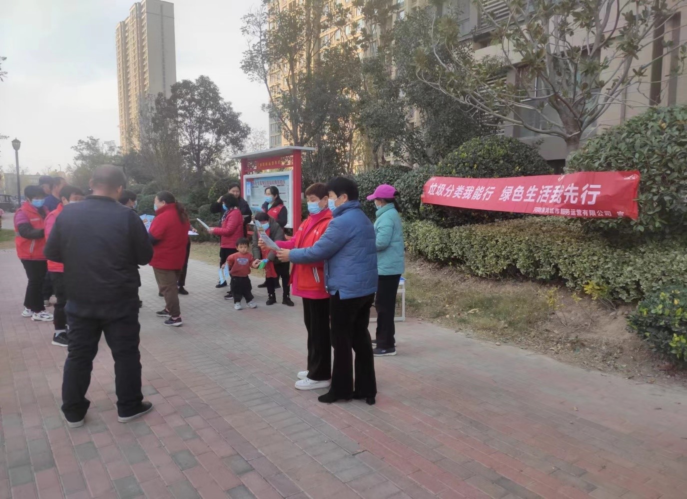 青草社区居民共建绿色家园，共享自然美景，打造生态和谐社区