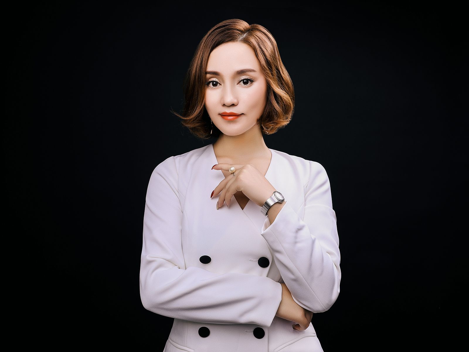 丰满大乳奶白秘书的职场魅力，展现自信风采，打造专业形象