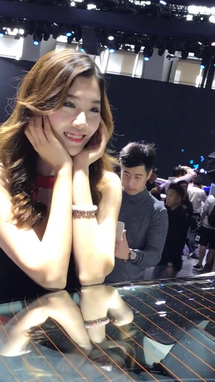 小伙子狠狠内射漂亮姑娘，激情瞬间点燃欲望，深夜缠绵令人心跳加速