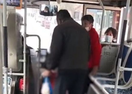 1.白洁公交车被挺事件引发热议
