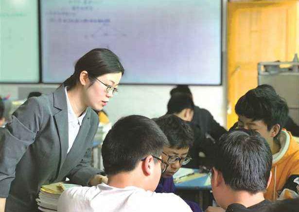 老师给我足交的奇妙体验，探索师生互动新边界，感受独特亲密关系