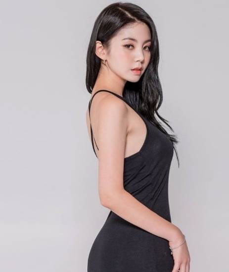 光溜溜美女身体艺术写真，展现自然之美，优雅曲线尽显魅力