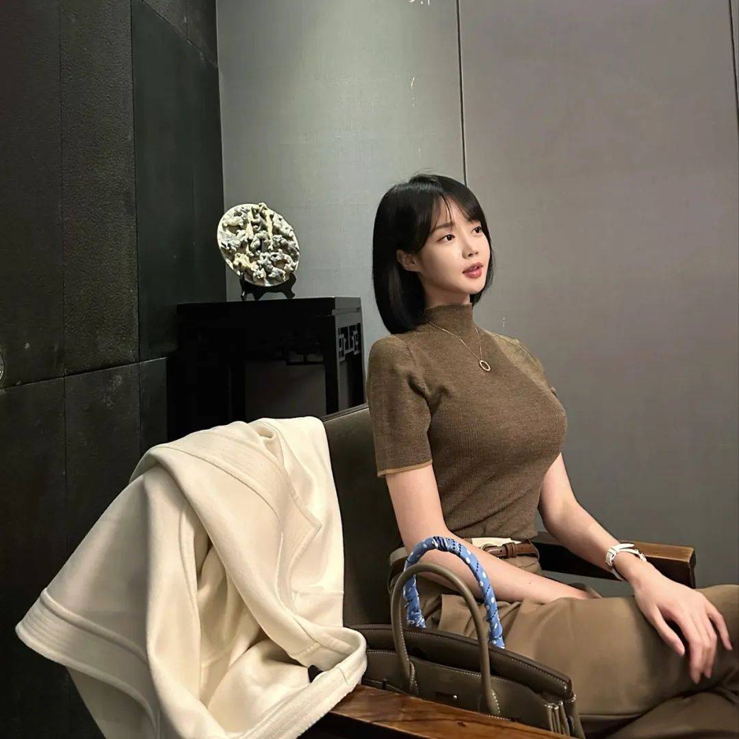 蜜桃无码人妻丰满诱惑，熟女风情，欲罢不能的视觉盛宴