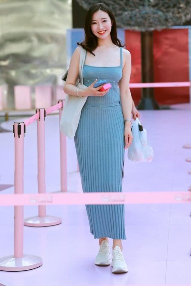 多毛少妇的性感魅力，丰满身材惹人爱，展现自信女人味