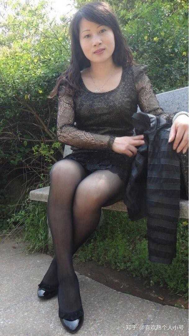 4个老熟女玩一小伙引发热议，情感纠葛背后，藏着不为人知的故事