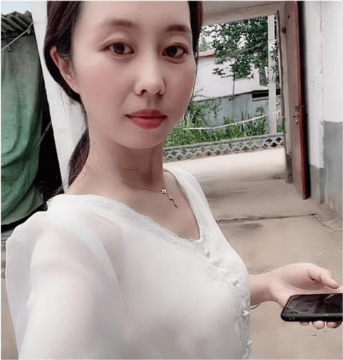素颜熟女直播魅力绽放，真实自信，优雅风情尽显