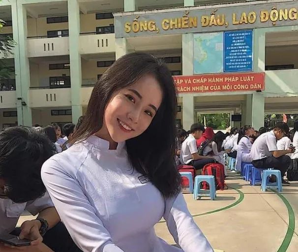 老挝女学生A片免费观看浜引发热议，家长担忧青少年健康，专家呼吁加强网络监管