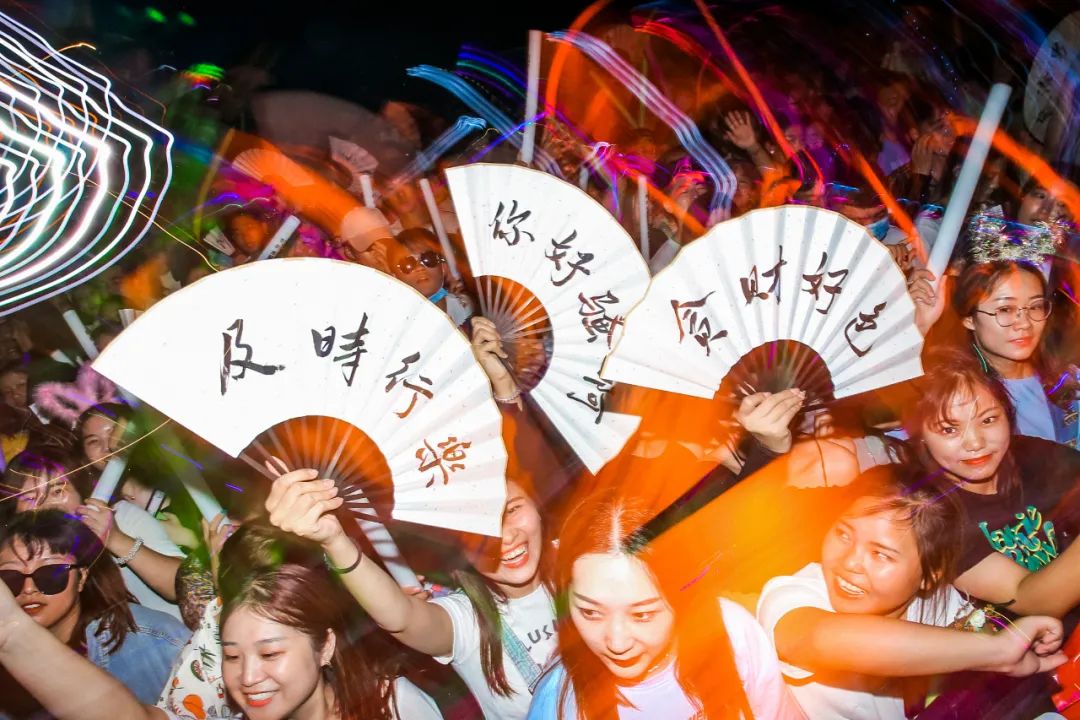 GayFuckXXXX呻吟浜激情碰撞，火热场面引爆欲望，深夜狂欢不停歇