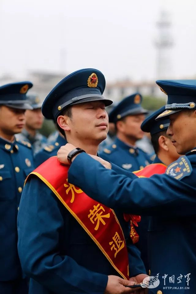 女解放军英勇风采HD展现新时代女兵英姿，高清画面震撼人心，彰显军人荣耀