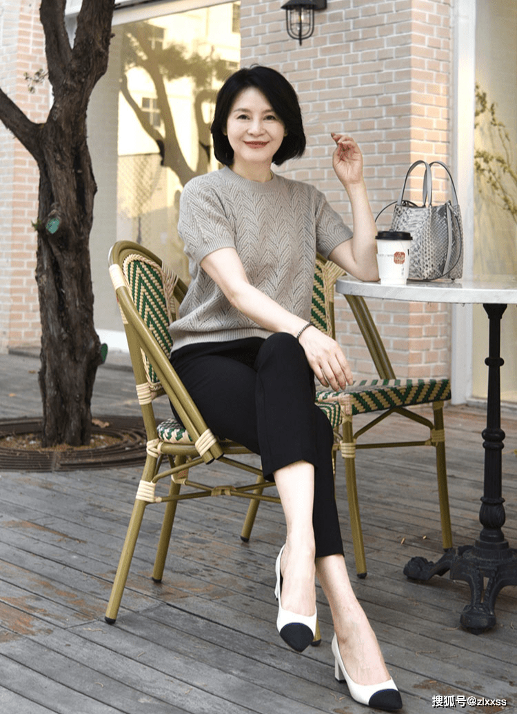 成熟女性3XX的优雅魅力，探索熟龄风采，展现自信与时尚的完美融合
