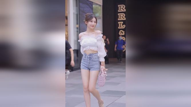 张韶涵美腿照合集惊艳亮相，展现完美身材曲线，粉丝直呼太养眼