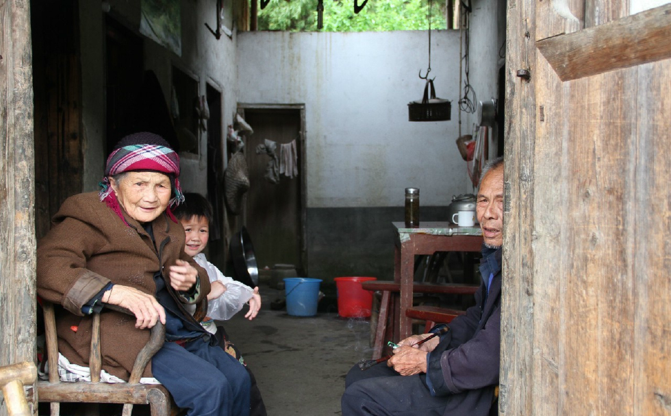 免费看农村老头又粗又长，真实生活记录，乡村老人日常，质朴故事分享