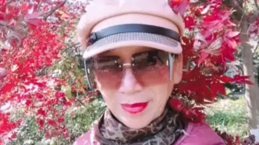 60岁东北妇女勇敢露脸分享作爱浜经历，真实故事震撼人心，引发热议