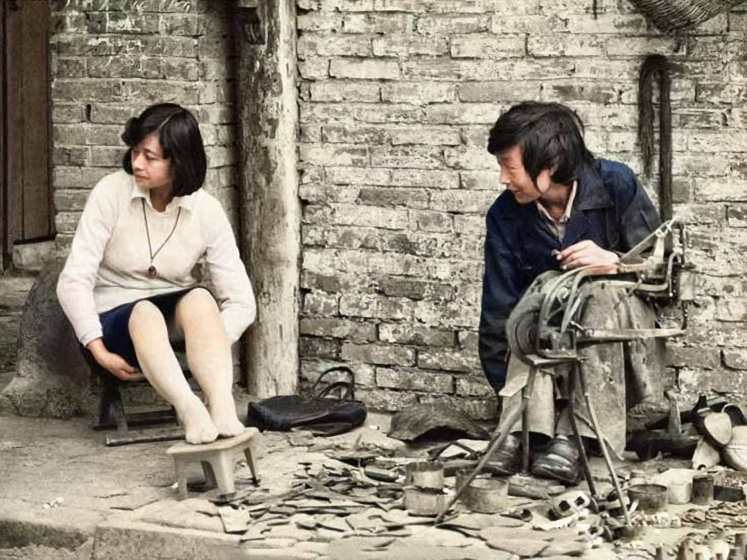 中国70一80老太婆一级毛片浜揭秘，怀旧经典影视，重温那个年代的真实故事