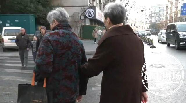 七旬祖母与六旬路人祖母的暖心相遇，岁月温情，代际交融，人间真情