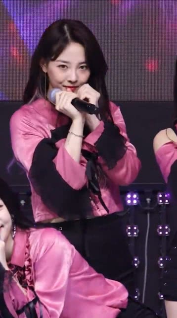 丰满脸蛋人妻诱人曲线，温柔体贴，居家魅力无法挡
