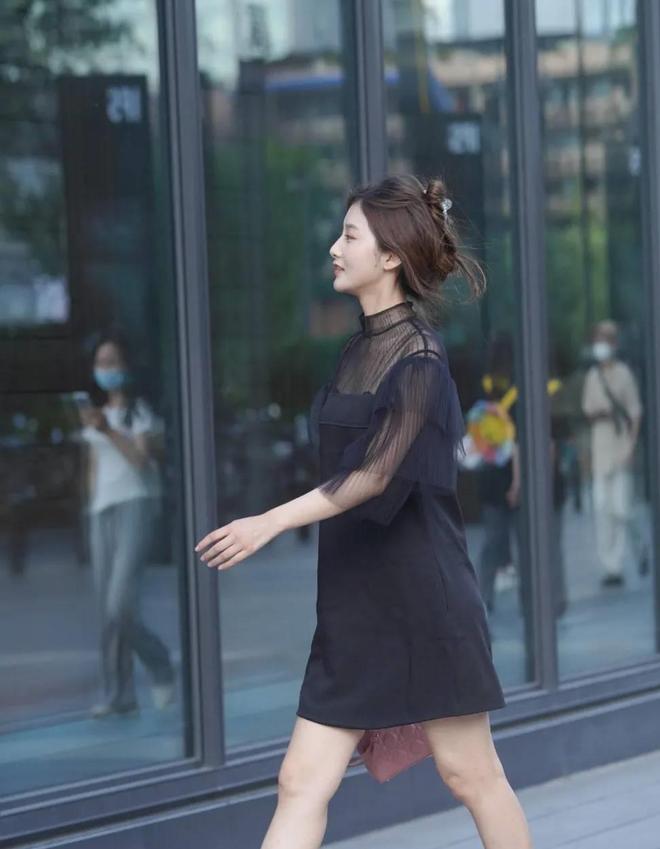 肥美少妇的迷人风采，优雅气质，独特魅力让人心动