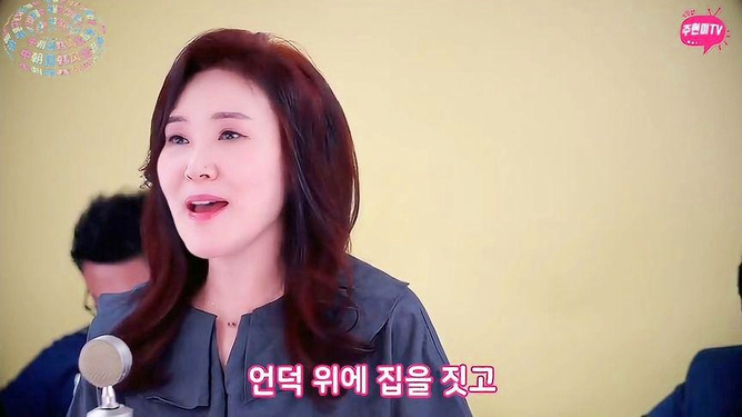 肉欲熟女风情万种，迷人魅力无法抵挡，成熟韵味令人沉醉