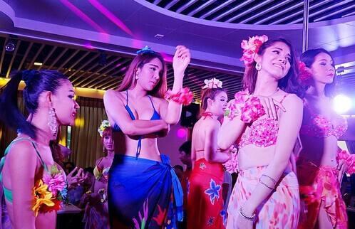 天天色婷婷激情绽放美丽瞬间，浪漫邂逅心动时刻，尽享甜蜜爱情故事