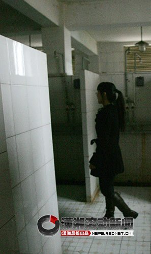 偷窥末发育女学生洗澡引发社会关注,如何保护未成年人隐私安全,家长需警惕校园隐患 偷窥末发育女学生洗澡引发社会关注,如何保护未成年人隐私安全,家长需警惕校园隐患