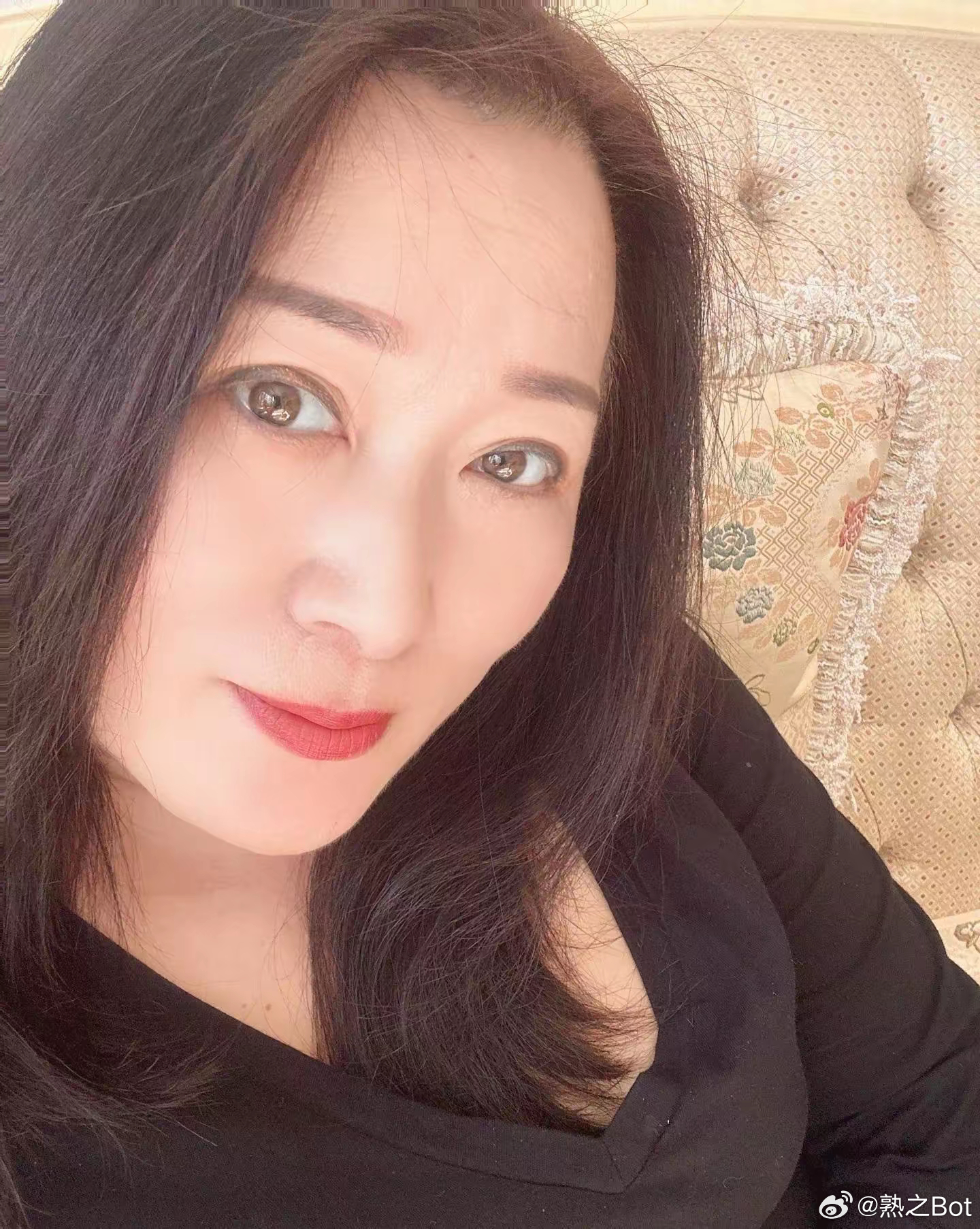 中国熟妇风情万种，魅力无限，生活智慧与优雅并存