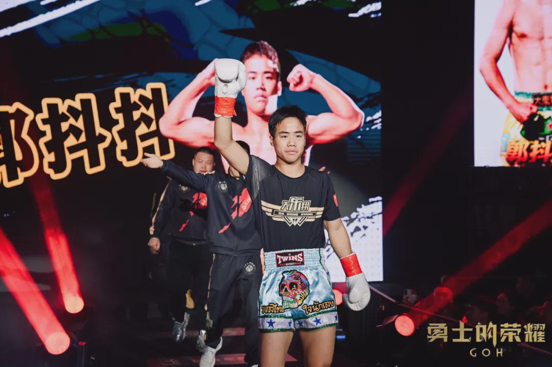 2.黑人大战亚洲女，拳台激战引爆全场，观众热血沸腾
