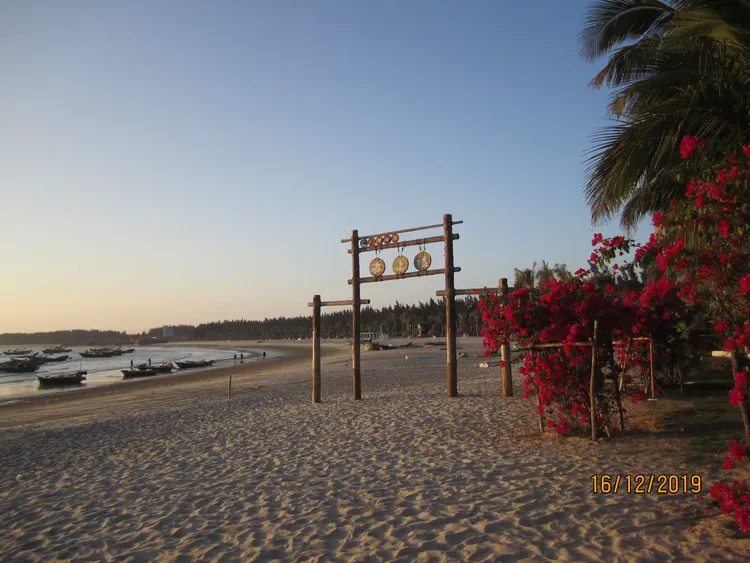 美女内谢浜风光旖旎，打卡胜地引热议，浪漫海岸线等你探索