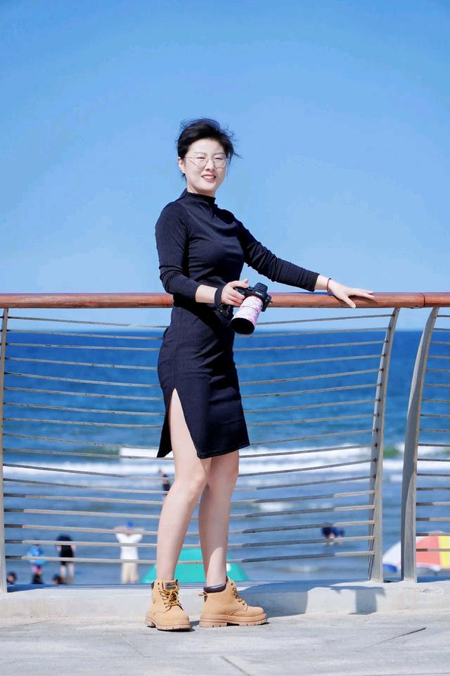 精品老女人Pics展现优雅岁月魅力，定格时光，品味成熟女性独特风采