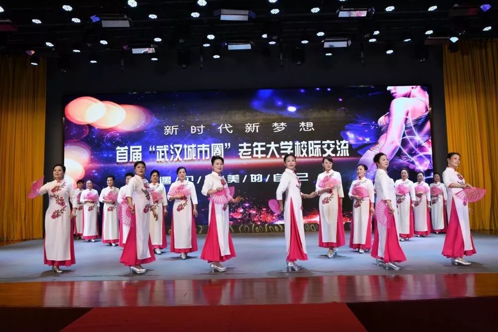 最新制服丝袜AV时尚搭配，展现魅力风采，潮流穿搭必备单品