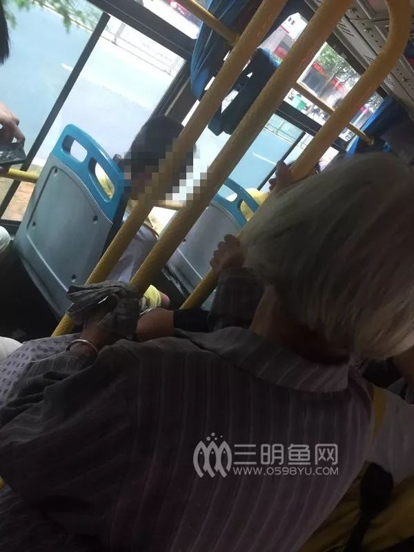 车上做爱吃奶引发热议，安全与隐私如何平衡，车内亲密行为需谨慎