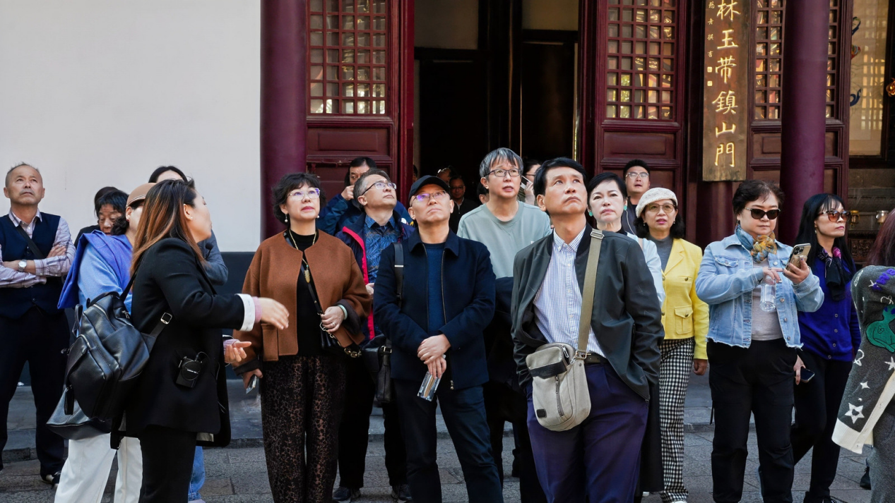 黑人挺进嫩苞浜引发热议，探索背后文化交融，新时代多元共生的社会图景