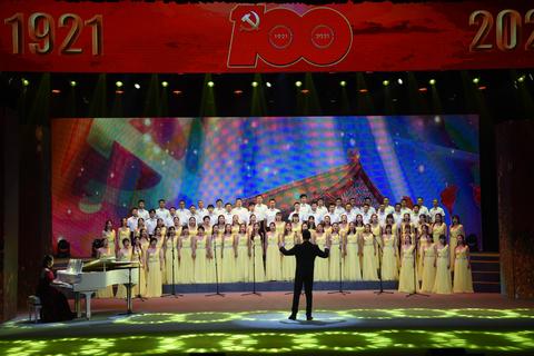 五月天演唱会震撼现场，粉丝热情高涨，经典歌曲引发全场大合唱