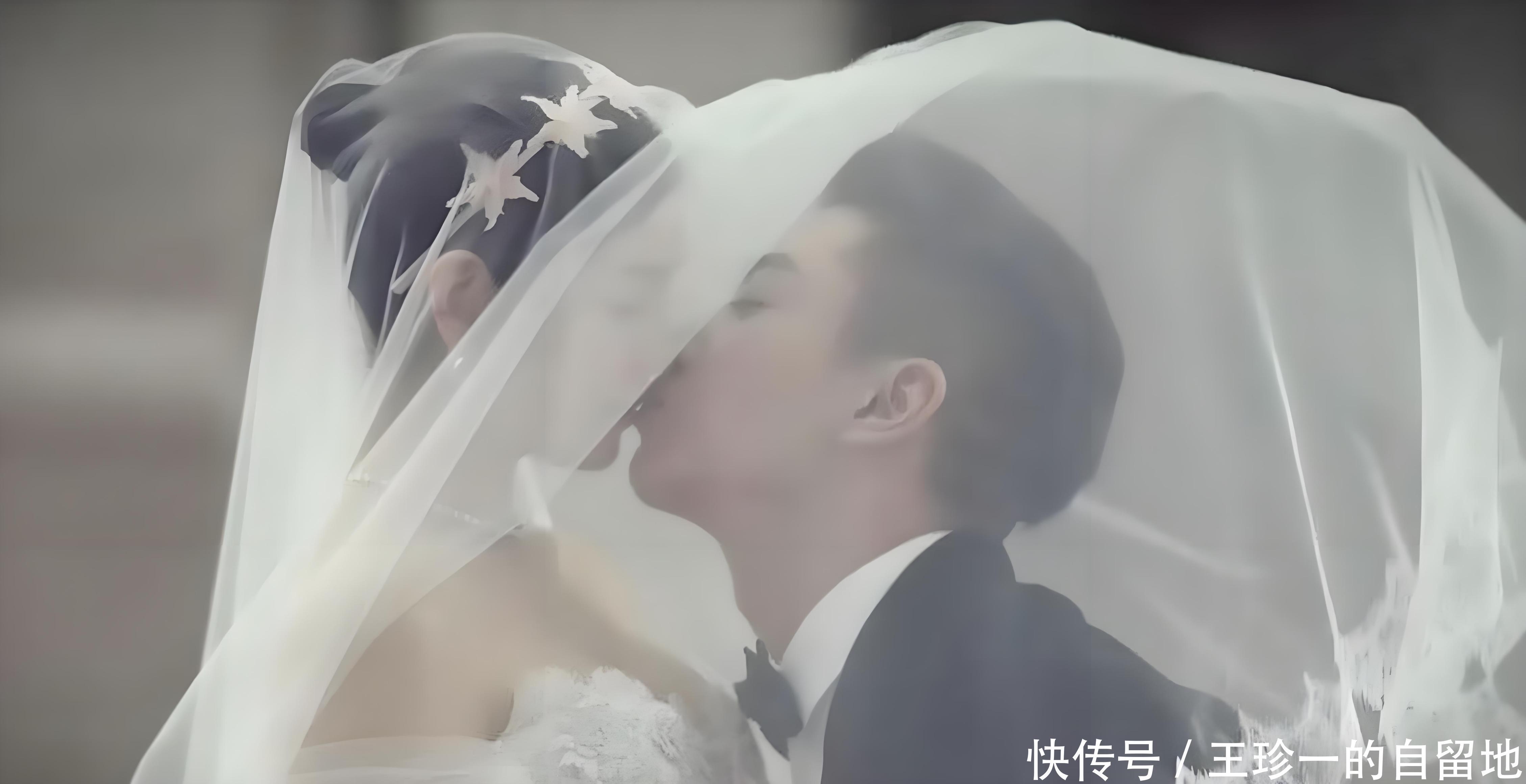 男生把困困放到女生困困视频浜引发热议，网友直呼太甜了，这波狗粮我吃了
