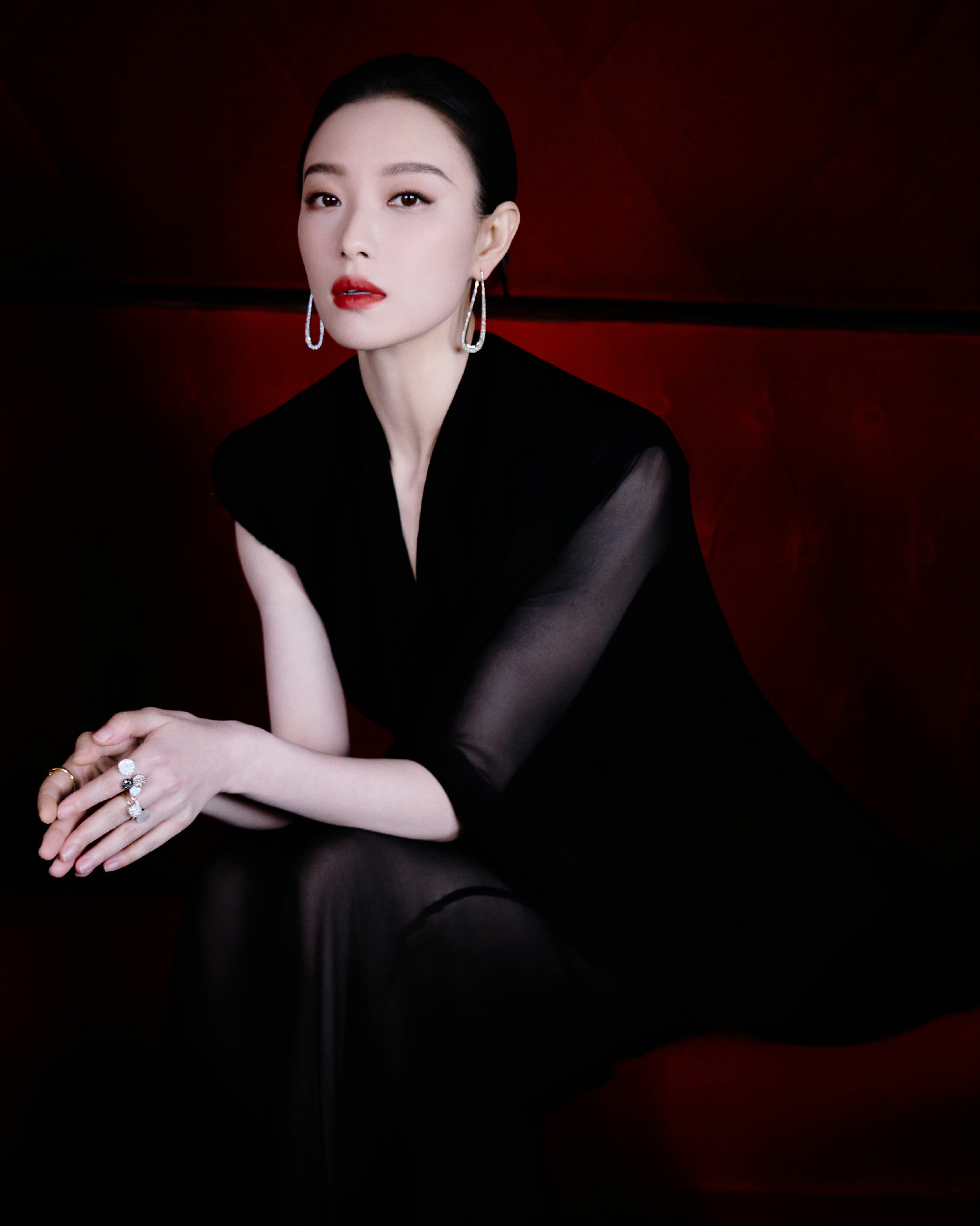 "中国40熟妇魅力绽放，优雅自信，绽放成熟女性独特风采"