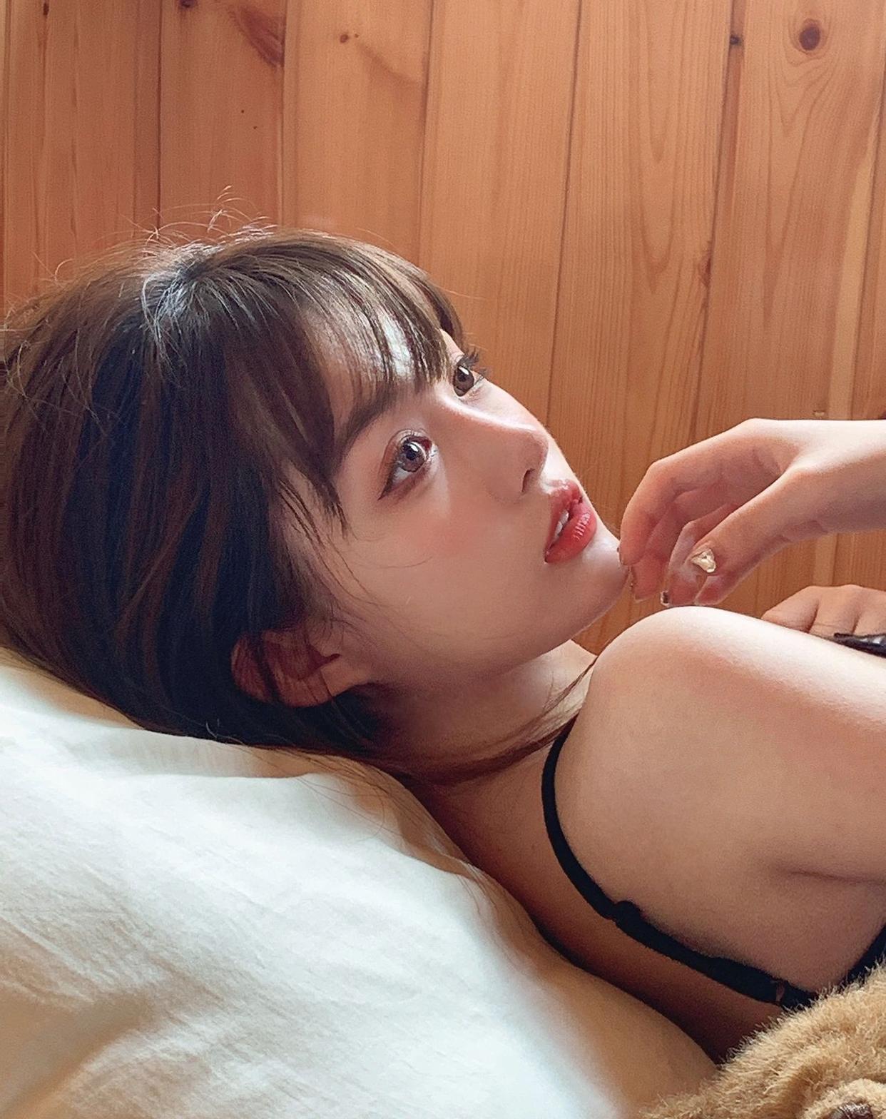 微胖女神撩人欲照，性感曲线尽显魅力，又纯又欲让人心动