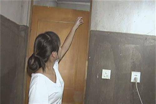 "偷拍13女学生洗澡浜引发社会关注,校园安全受质疑,家长呼吁加强监管"