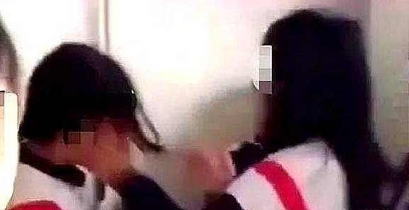 女学生偷拍视频AAAA片引发争议校园安全受质疑,涉事学生被调查,家长要求加强管理 女学生偷拍视频AAAA片引发争议校园安全受质疑,涉事学生被调查,家长要求加强管理