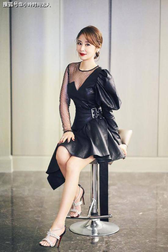 熟女丝交魅力无限，优雅风情尽显，成熟女性丝袜诱惑写真