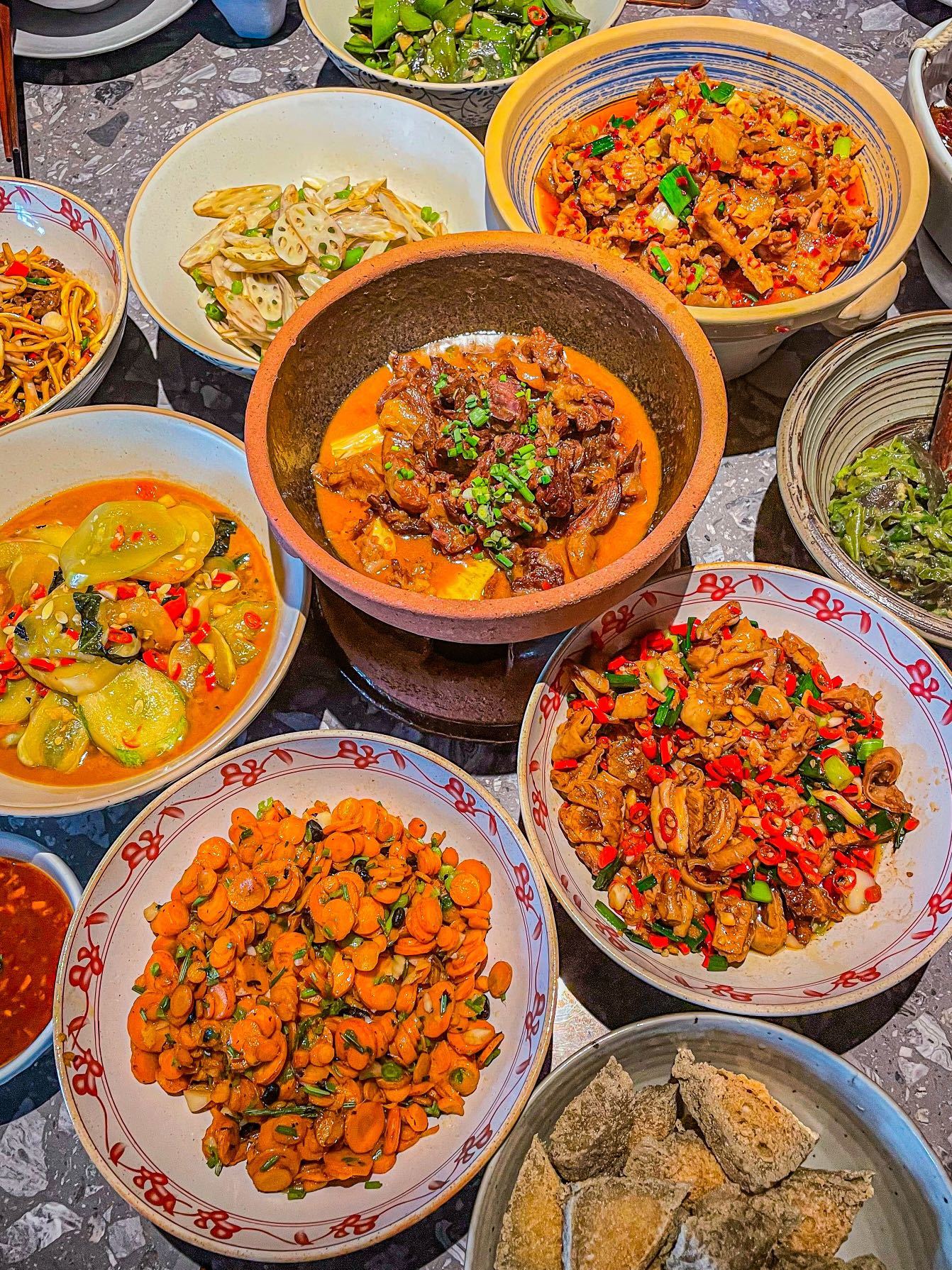 越南小幼稚带你探索河内老街美食，感受地道风味，体验纯真童年乐趣